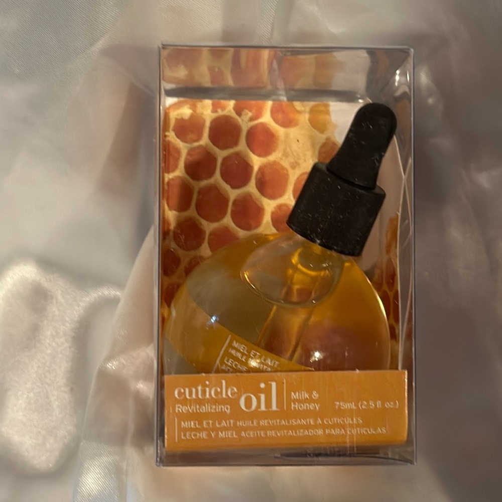 Cuticle Revitalizing Oil / Milk & Honey 2.5 oz by Cuccio